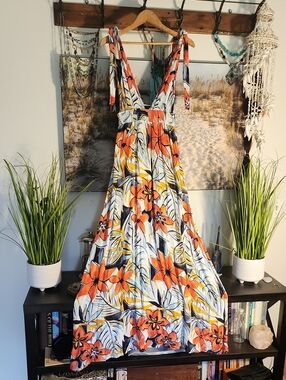 Forever 21  Floral Tie-Shoulder Maxi Dress